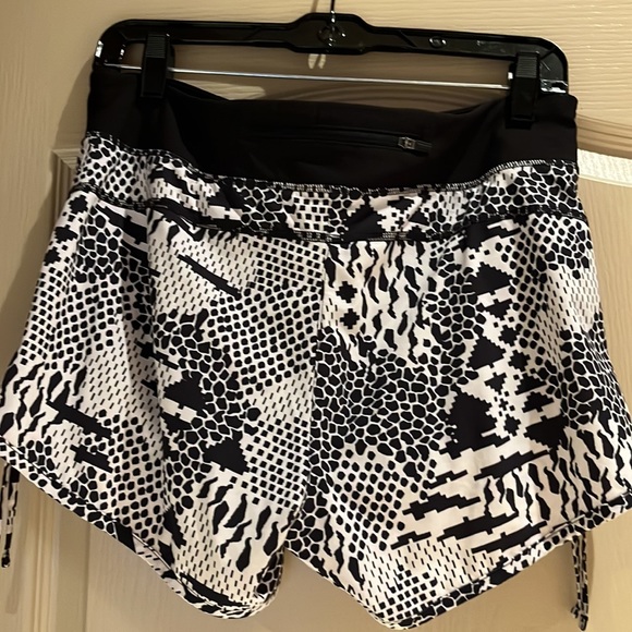 Lucy shorts with lining - Picture 2 of 3